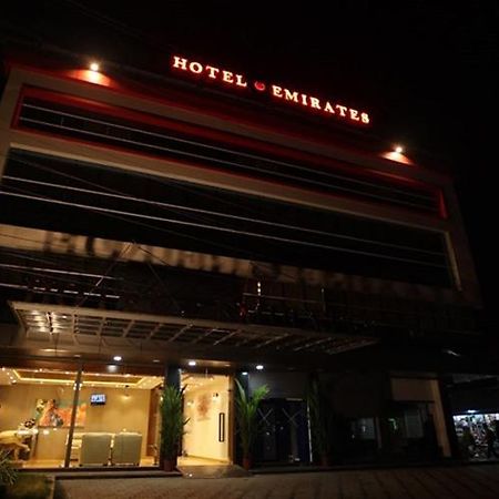 Hotel Emirates Kannangad Luaran gambar